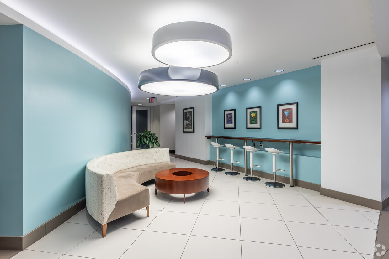 Lounge Office Building in Farragut West | 1725 I Street NW, 3rd Floor, Washington, DC 20006